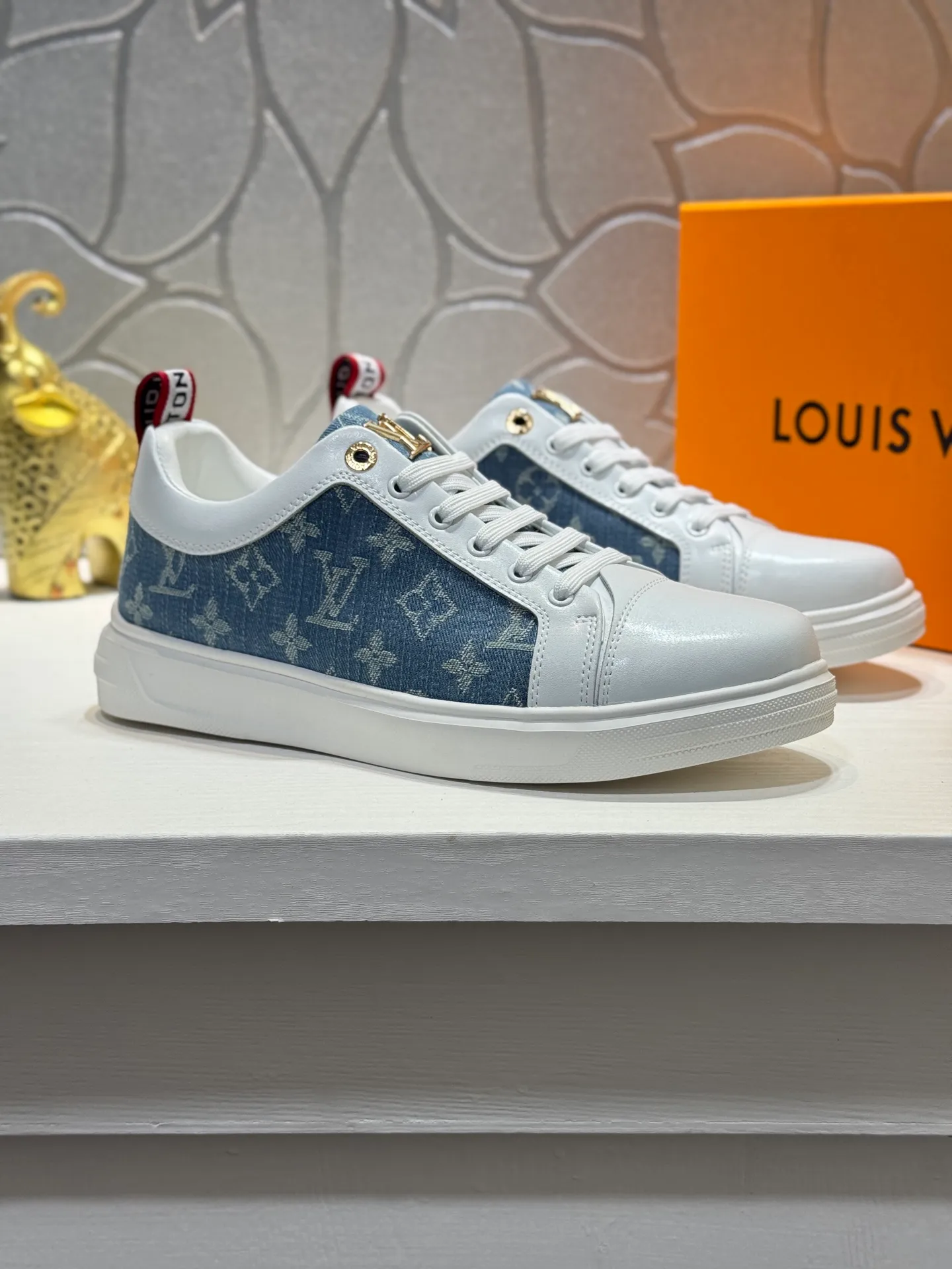 Men's shoes 💰400 [New model] 🌂🌂 Top quality original Louis Vuitton®️ Trendy and fashionable yet low-key men's casual shoes, LV cowhide embossed upper, comfortable and breathable, mesh lining, original rubber outsole, 2 colors available ~ a must-have for stylish men. Size: 38-44 (45 customized